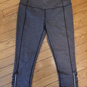 Modetta herringbone ruched leg athletic capri